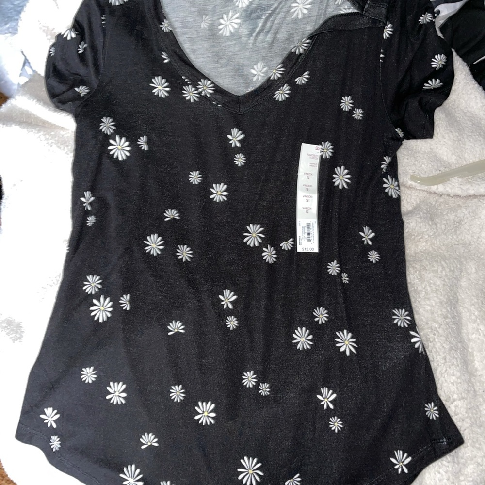 Short sleeve, v neck sunflower top